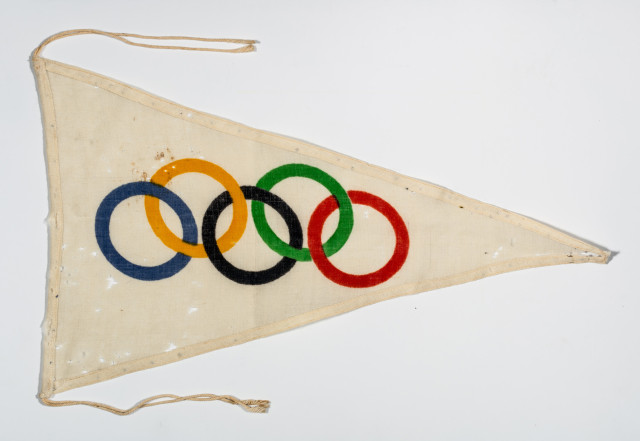 Triangular pennant with 5 Olympic Rings